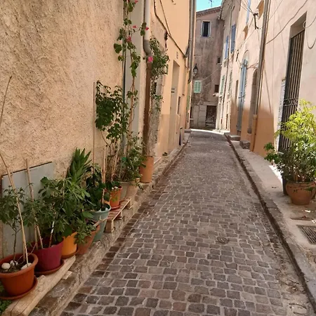 Tres Bel Refait A Neuf Dans La Vieille De Hyeres, 2 Chambres, Grande Terrasse Plein Sud